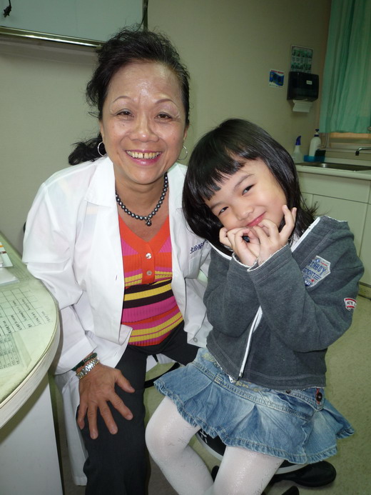 小敏的4年級屬猴女兒來跟楊醫師打招呼！